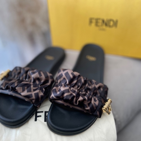FENDI Slides - Picture 2 of 6
